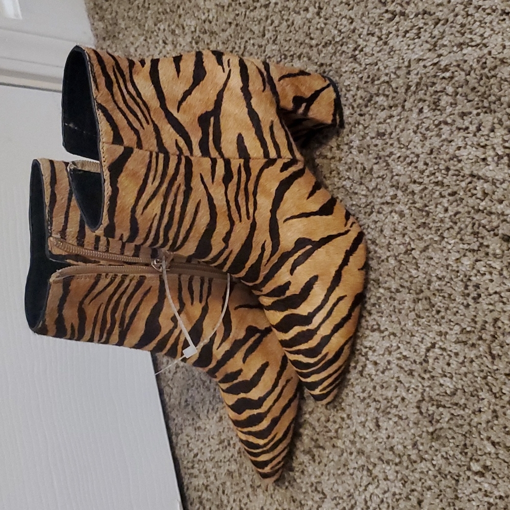 Womens Ladies Animal Print Booties 6.5 BRAND NEW! NEVER WORN!